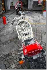 Motorrad geriet bei Reparaturarbeiten in Brand