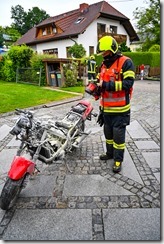 Motorrad geriet bei Reparaturarbeiten in Brand